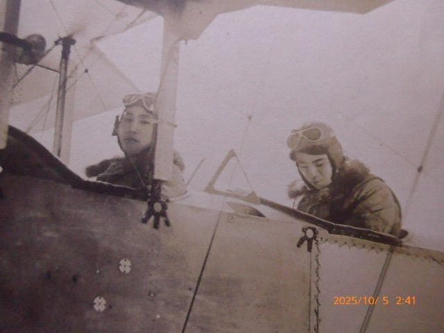 貴重！戦前の複葉機と二人のパイロットの写真です。当時のものです