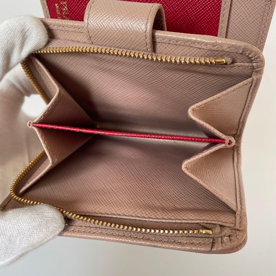 【美品】プラダ 二つ折り財布 サフィアーノ ベージュ レッド 1ML018