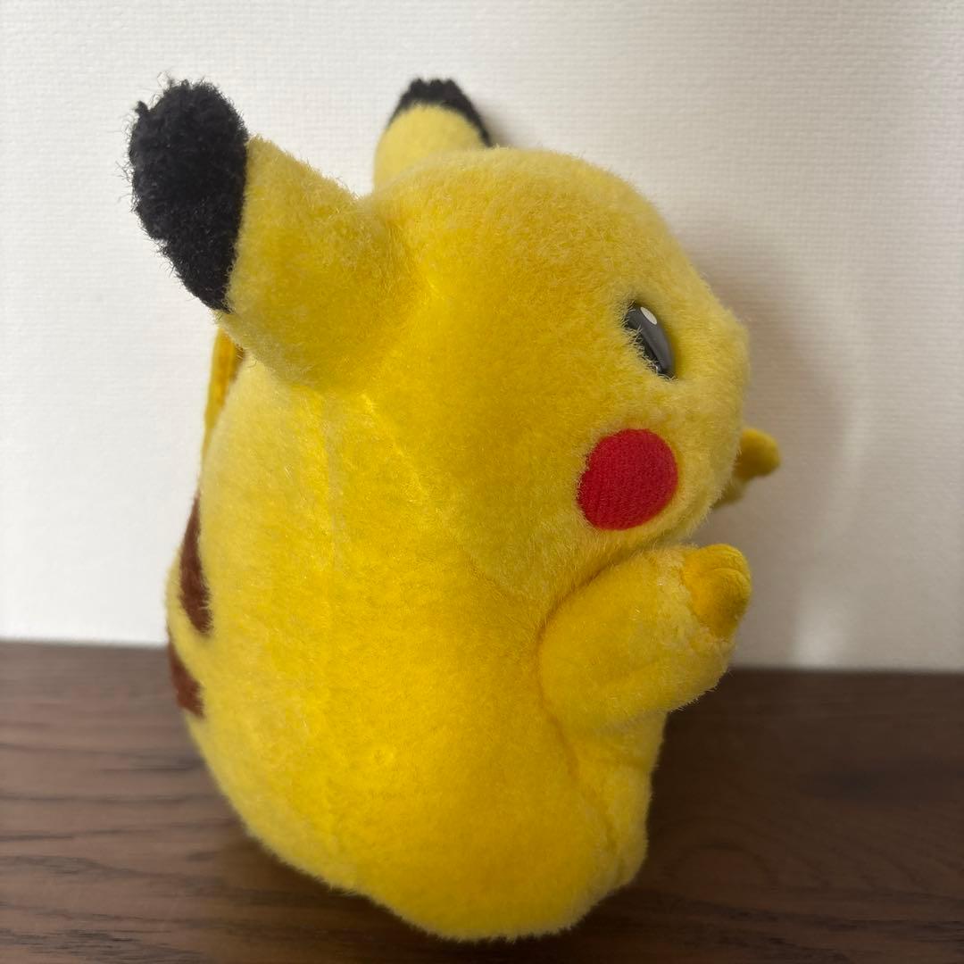 お腹を押すと鳴く TOMY ピカチュウ ぬいぐるみ 初期