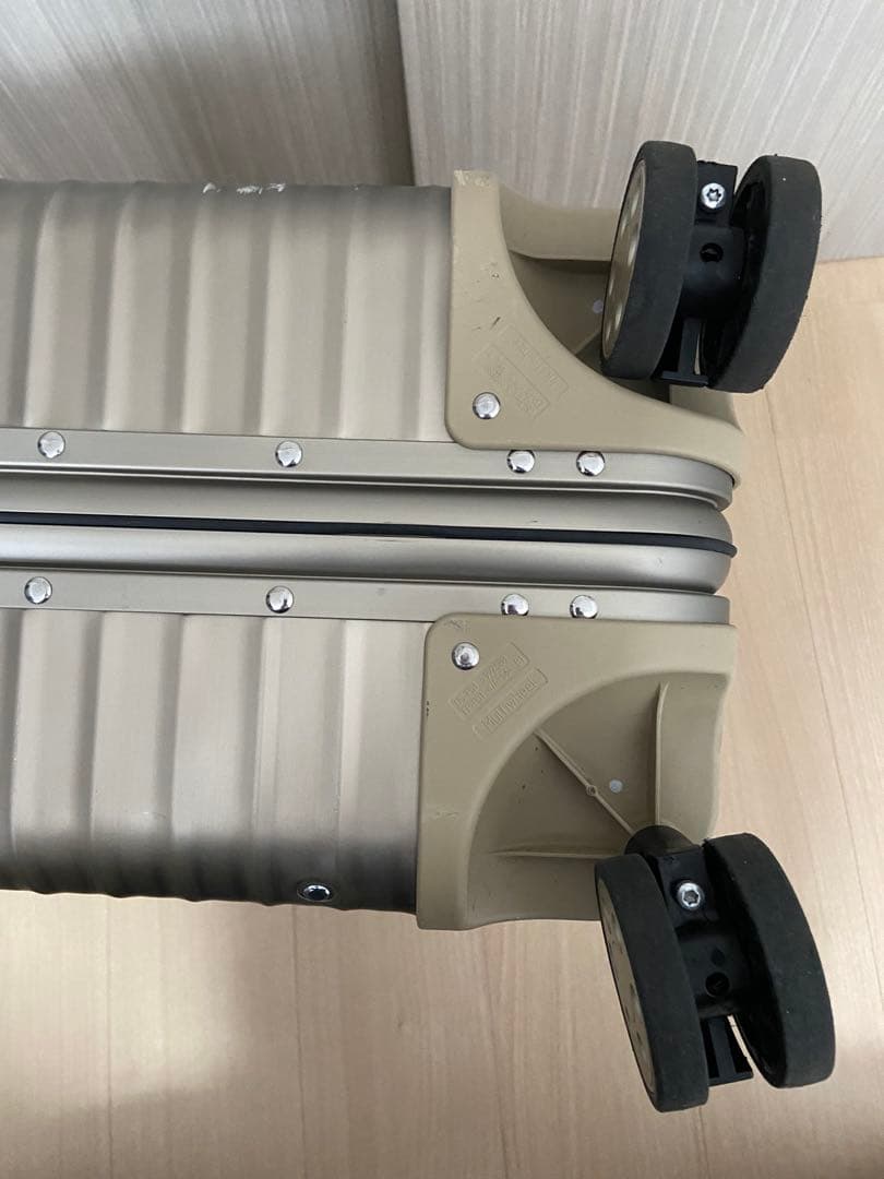 y*b様 リモワ RIMOWA TITANIUM 56 48L 945.56