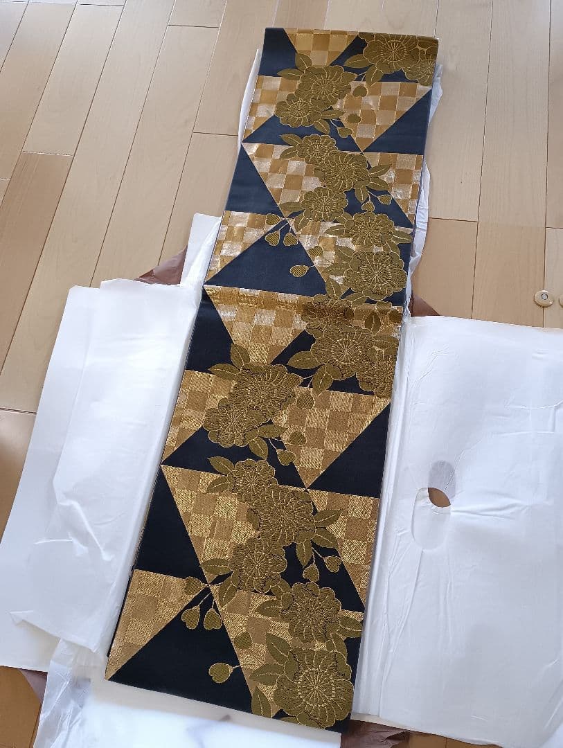 くりもも【美品】朱色の孔雀柄の振袖、長襦袢、帯、帯締セット　クリーニング済