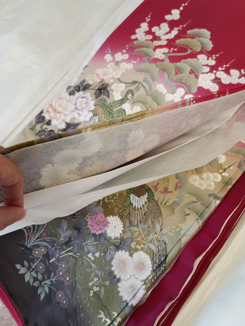 くりもも【美品】朱色の孔雀柄の振袖、長襦袢、帯、帯締セット　クリーニング済