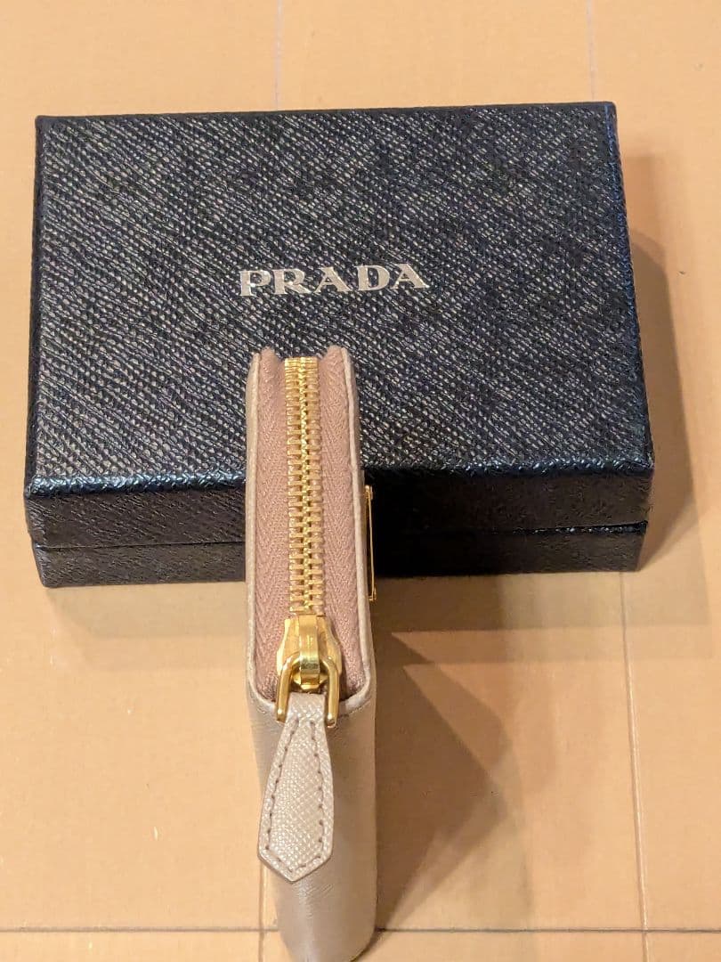 PRADA サフィアーノレザー ケース
