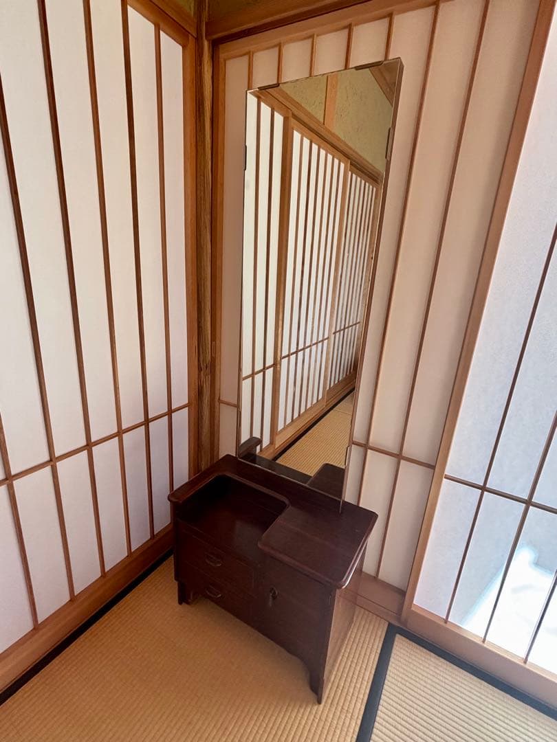 和レトロな鏡台。姿見型で、着物の着付けにも。