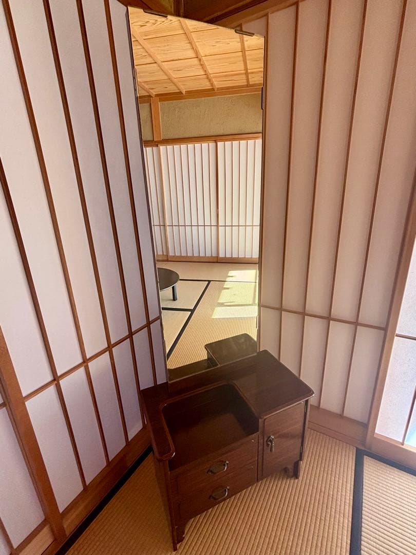 和レトロな鏡台。姿見型で、着物の着付けにも。