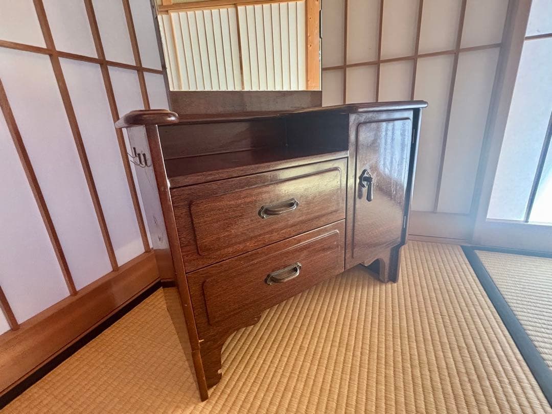 和レトロな鏡台。姿見型で、着物の着付けにも。