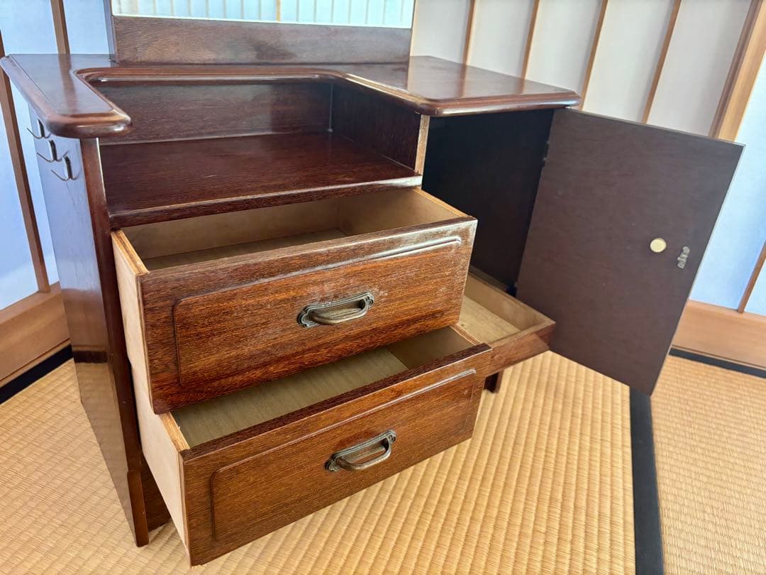 和レトロな鏡台。姿見型で、着物の着付けにも。