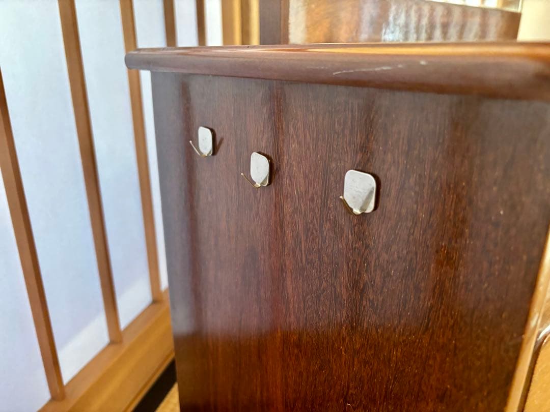 和レトロな鏡台。姿見型で、着物の着付けにも。