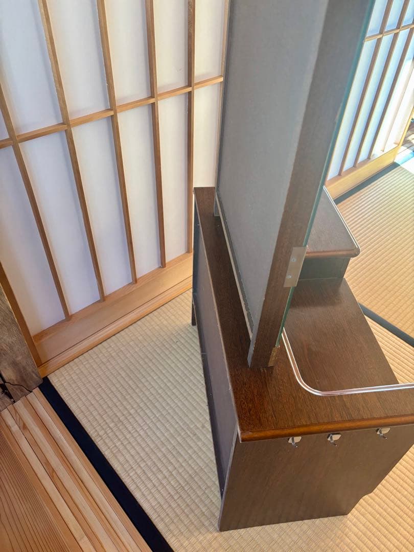 和レトロな鏡台。姿見型で、着物の着付けにも。