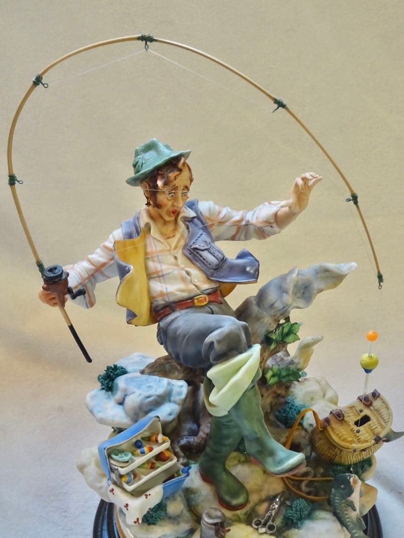 釣りをする陶器人形