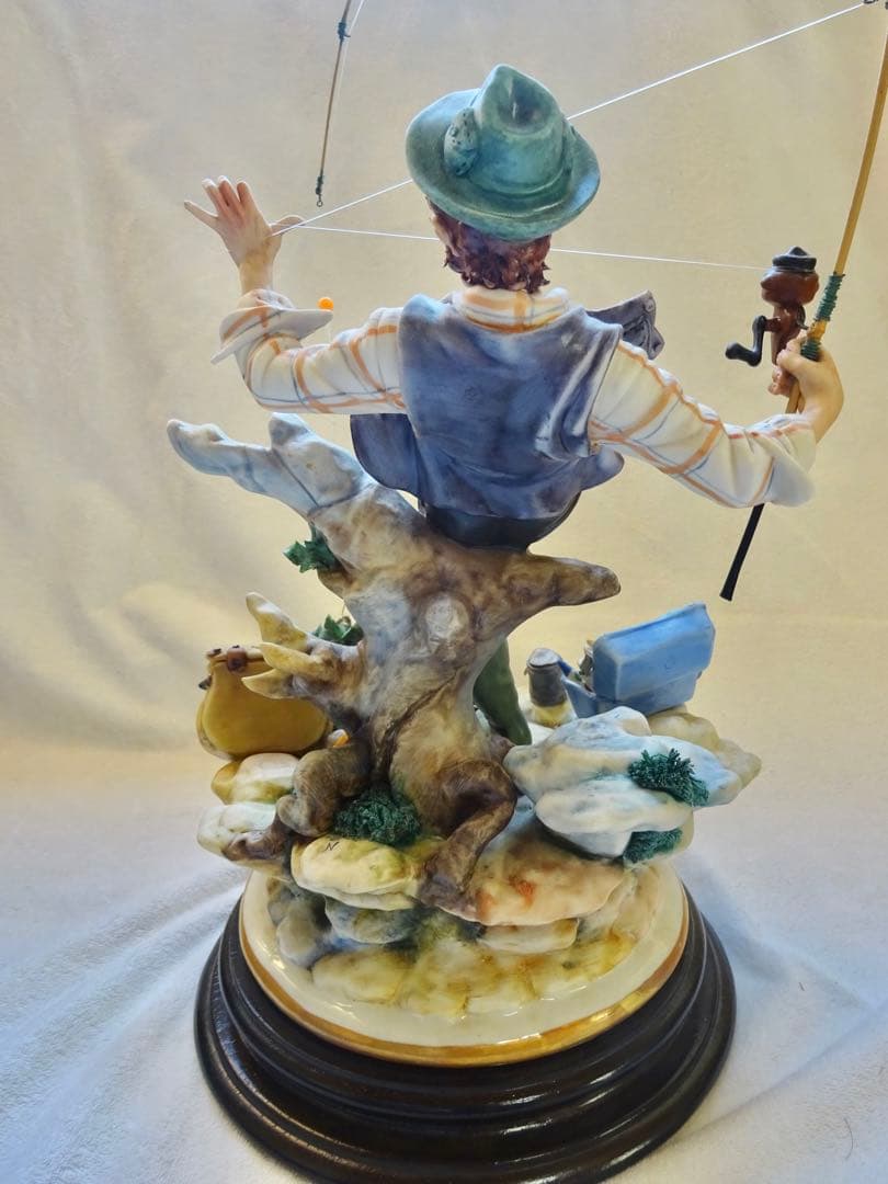 釣りをする陶器人形