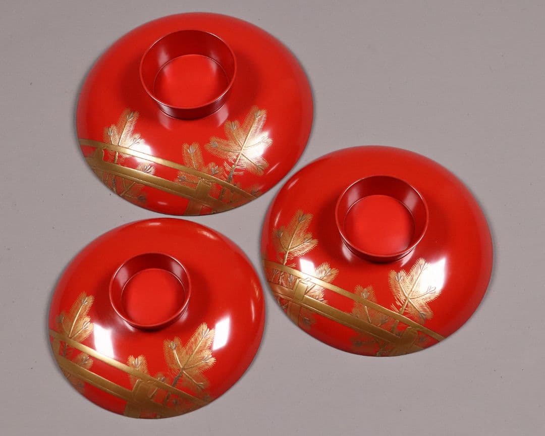 MA243 加賀蒔絵 能楽・翁 本金高蒔絵 朱塗三ッ盃・盃台 松蒔絵 木製 杯