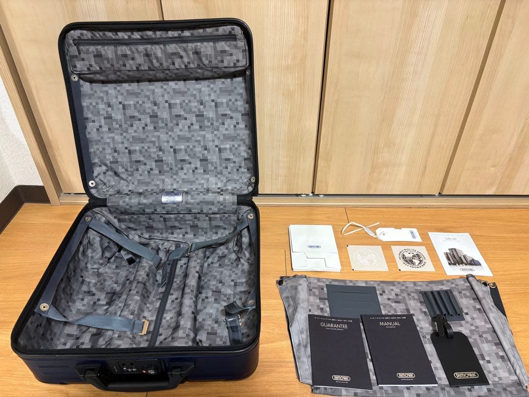Rimowa salsa ネイビー キャリーケース 機内持ち込み可能サイズ