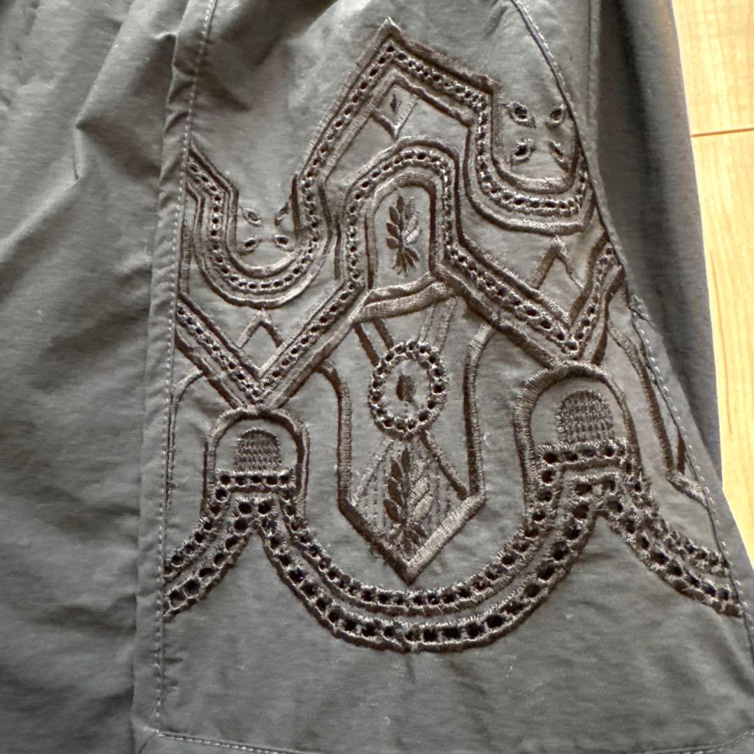 刺繍入り黒ワイドパンツ