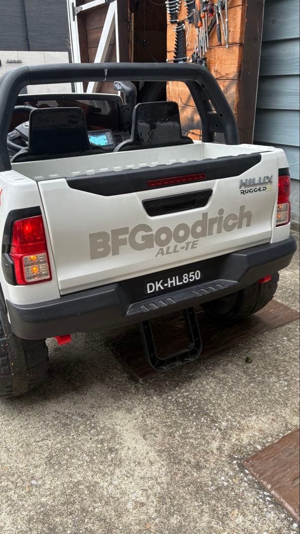 4WD 乗用玩具乗用ラジコン トヨタ ハイラックス 2人乗り