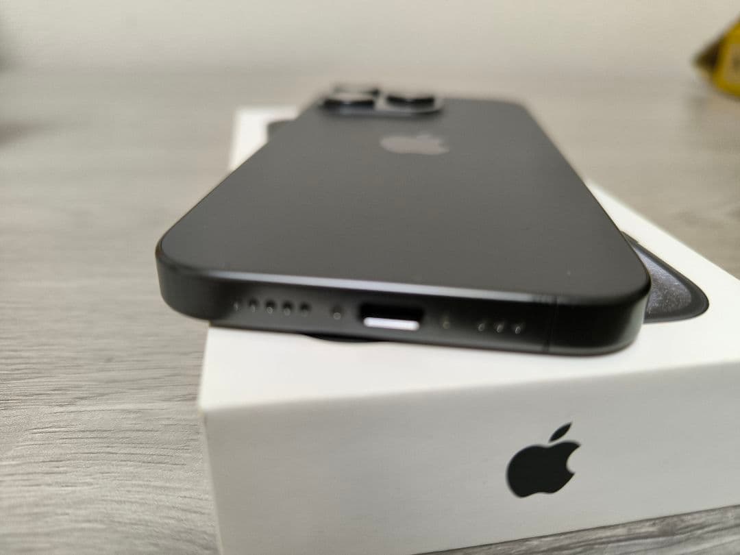 iPhone15pro 128GB SIMフリー　ブラックチタニウム　おまけ多数