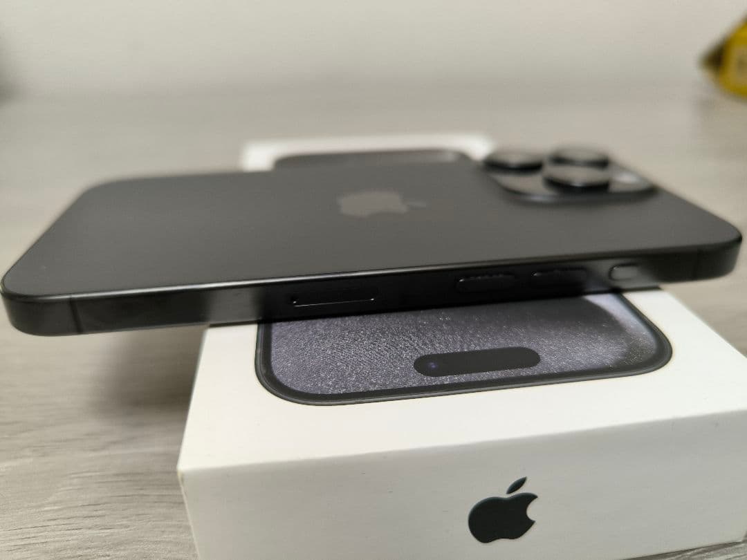 iPhone15pro 128GB SIMフリー　ブラックチタニウム　おまけ多数