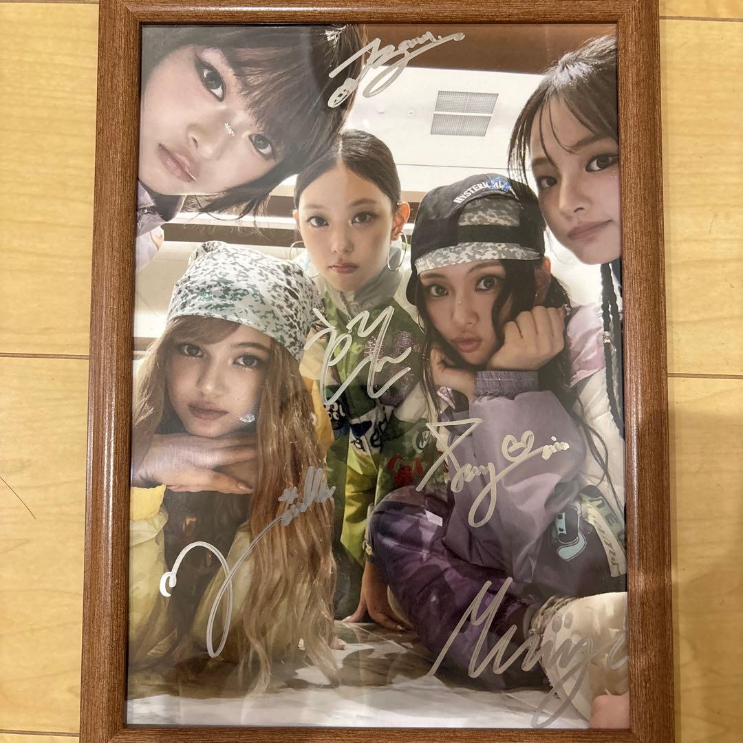 NewJeansサイン入り写真