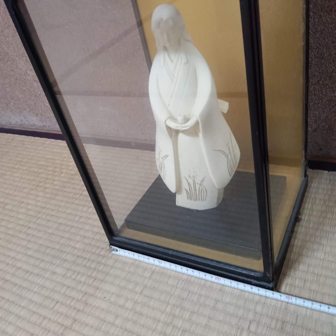 白い陶器製人形