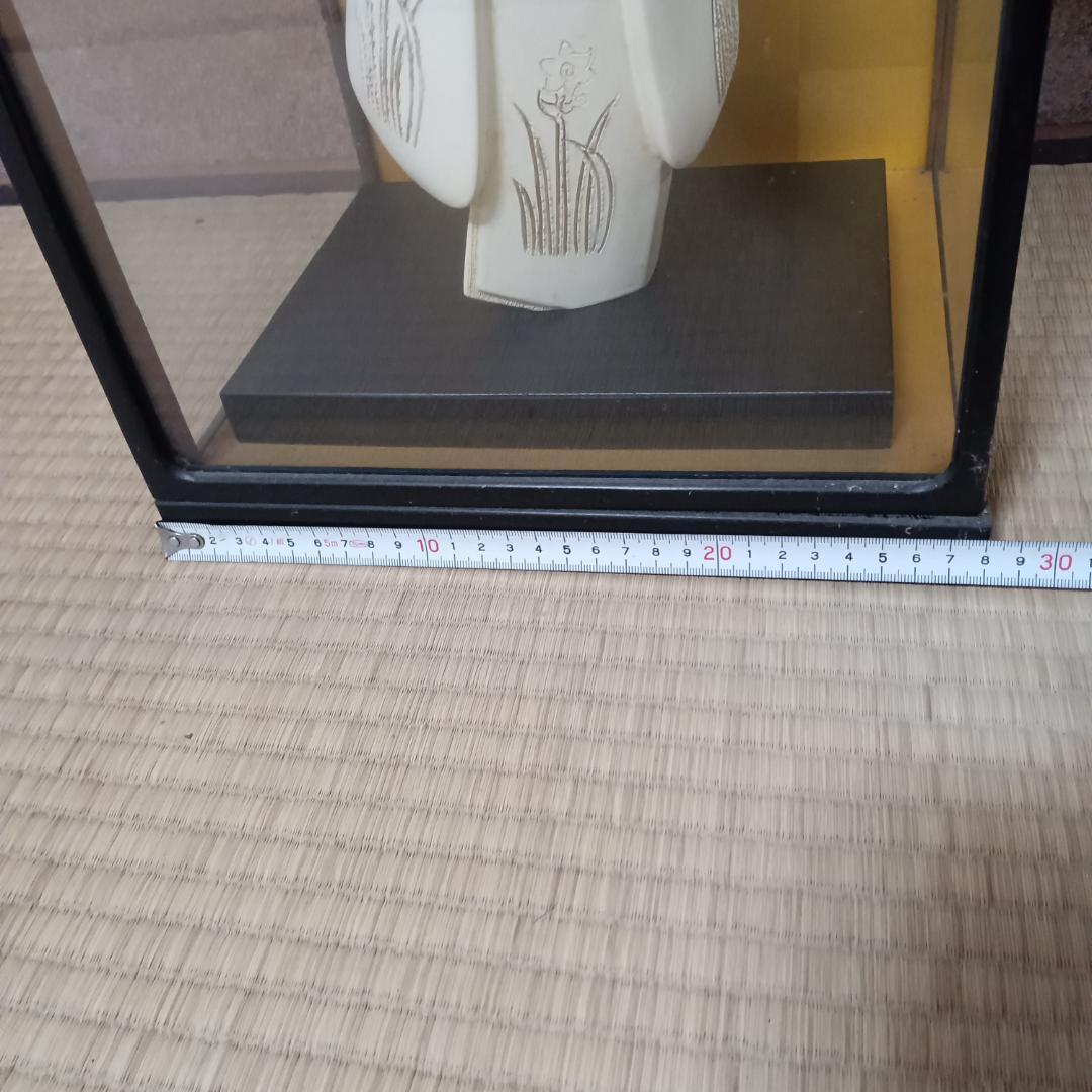 白い陶器製人形