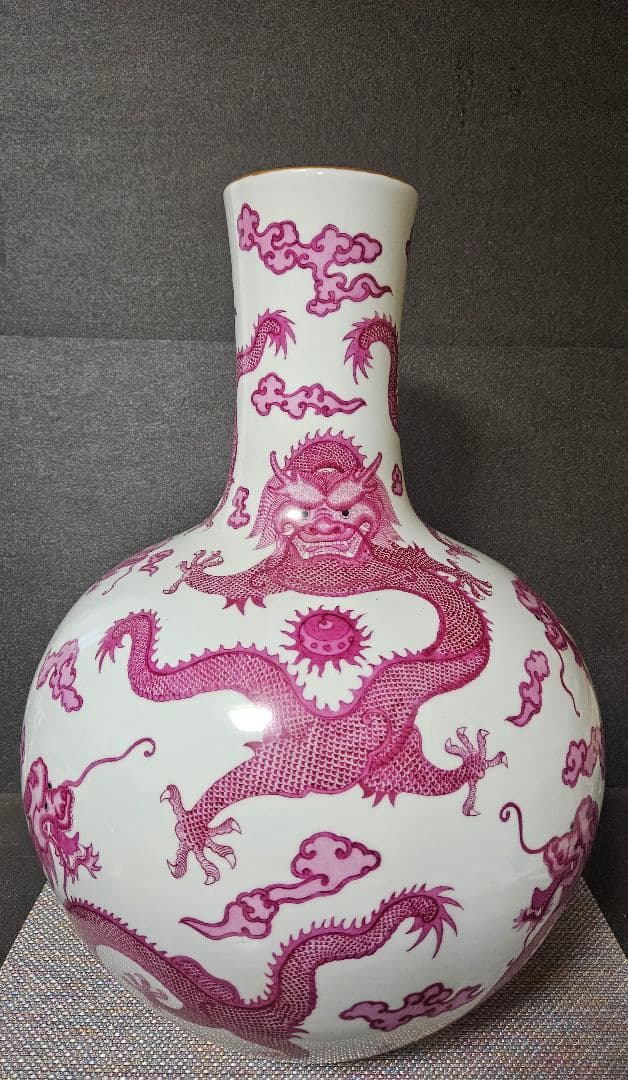 中国美術　中国陶磁器　大清乾隆年製銘　紅釉　粉彩　八龍図　五爪の龍図　大天球瓶