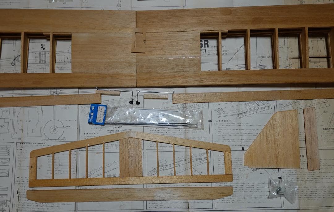 ひつじ　ラジコン飛行機　テトラ・ルーキー２０ＳＲ 半完成、パーツ付き