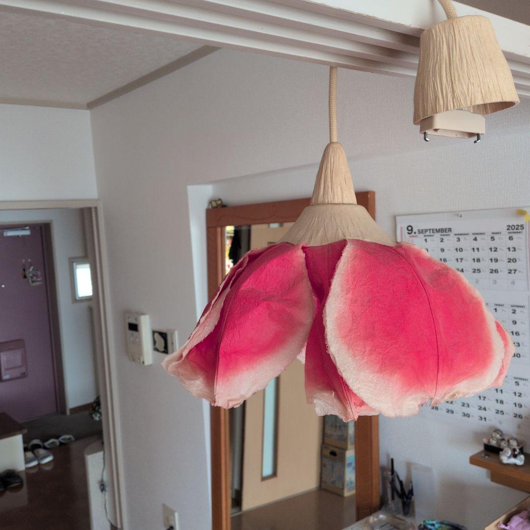村松さちえさん　ピンク 花びら ペンダントライト