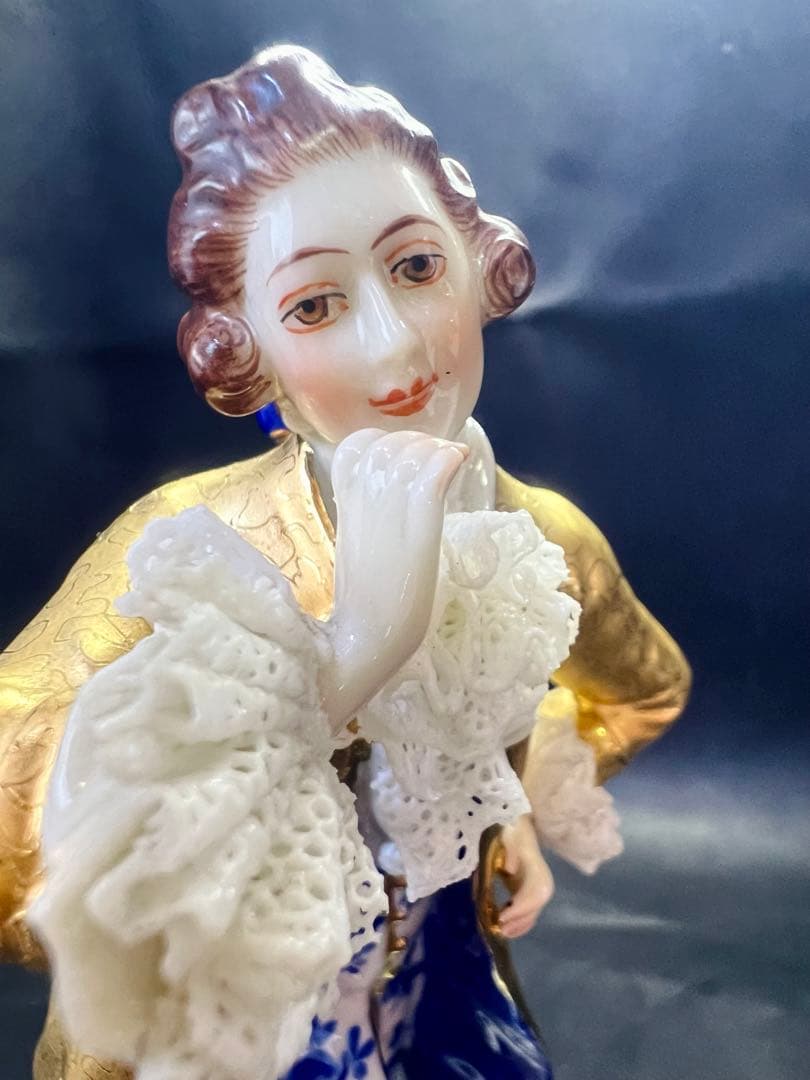 金色のコート 男性フィギュア 陶磁器