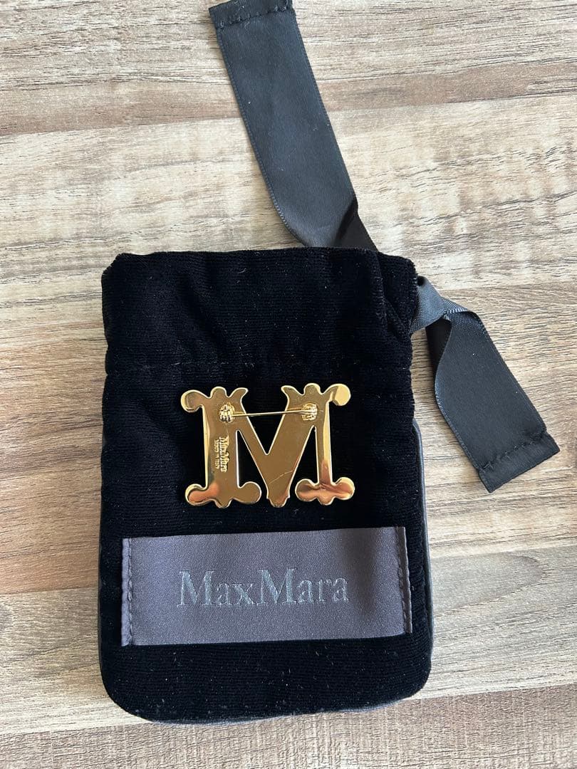 xoxoMaxMara M字型ブローチ ゴールド