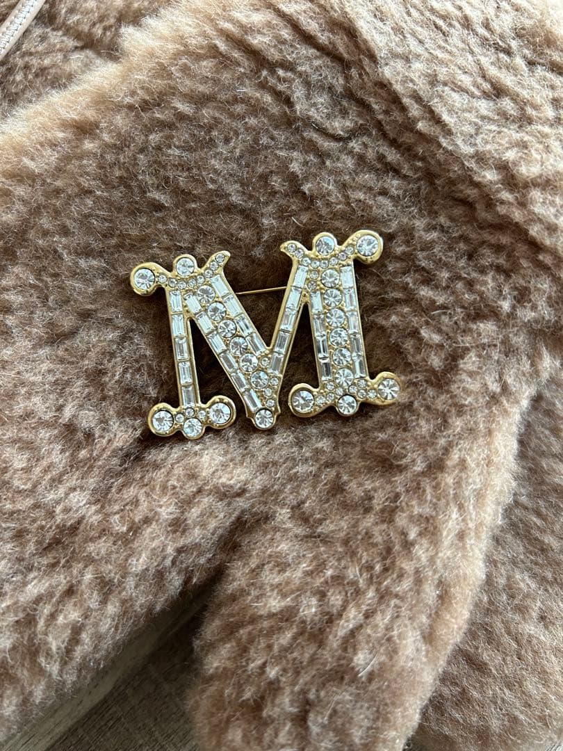 xoxoMaxMara M字型ブローチ ゴールド