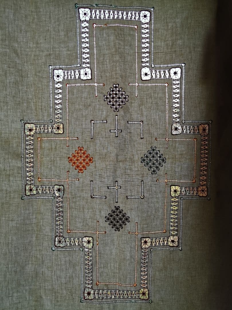 アンティーク 北欧ハーダンガー刺繍 レアな色糸ニードルワーク大判リネンクロス