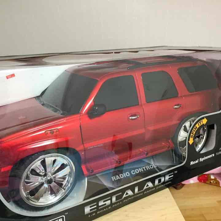 エスカレードラジコン