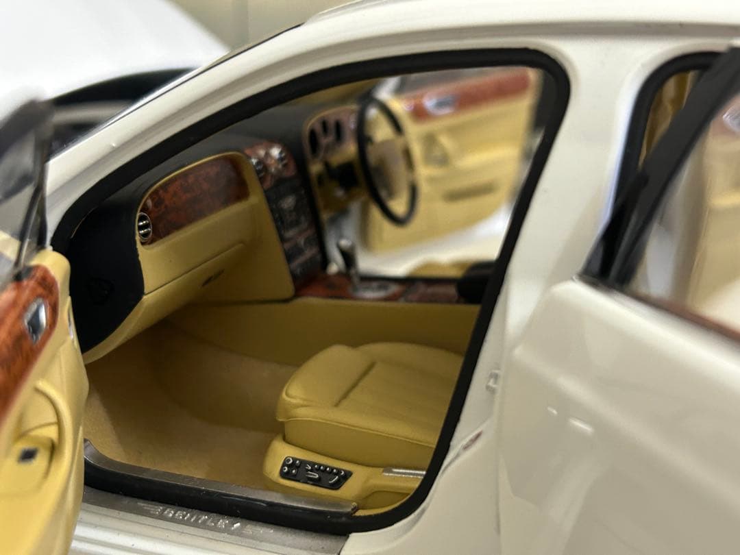 特価 1/18 ベントレー フライングスパーMINICHAMPS ホワイト 希少