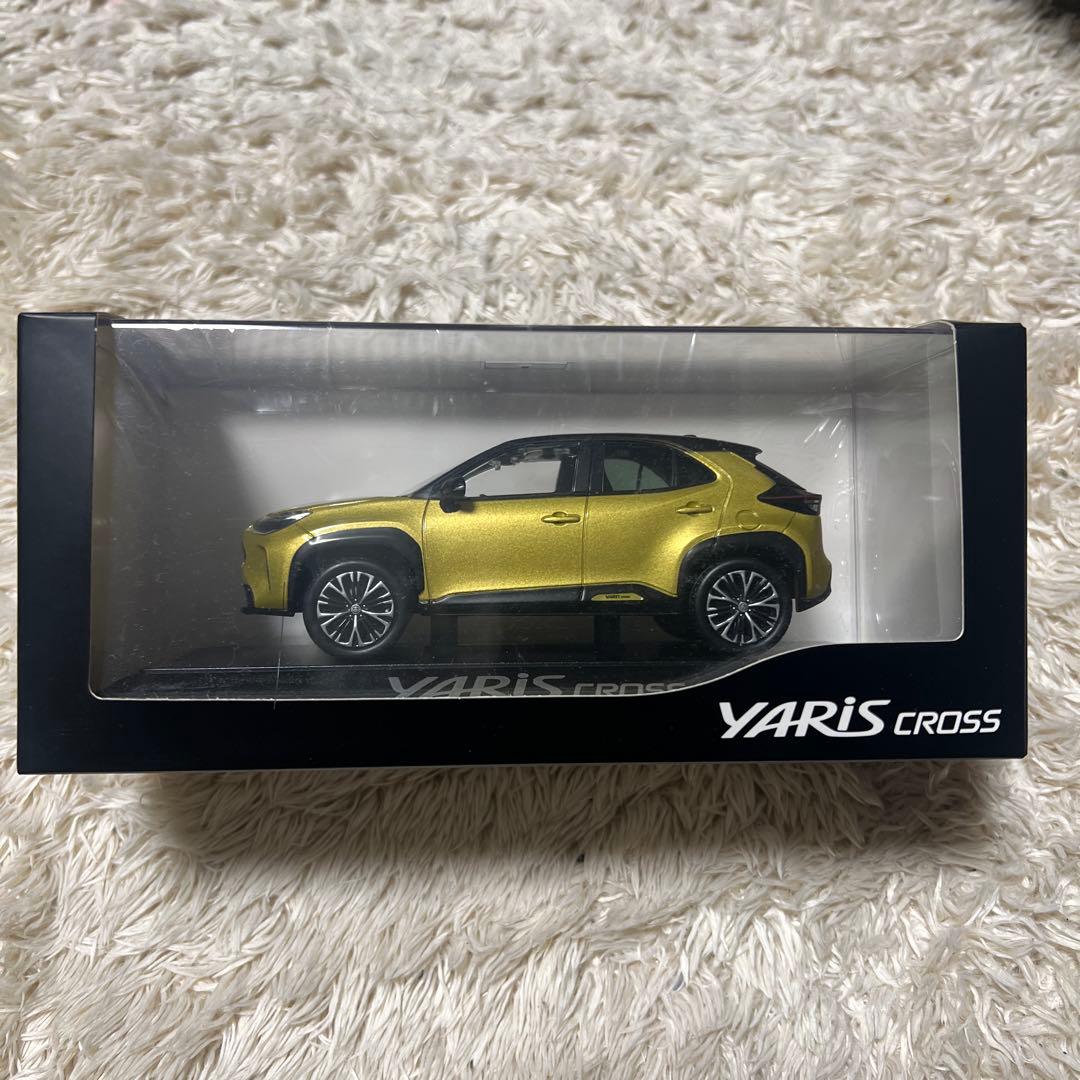 YARIS CROSS プラスゴールドメタリック ミニカー