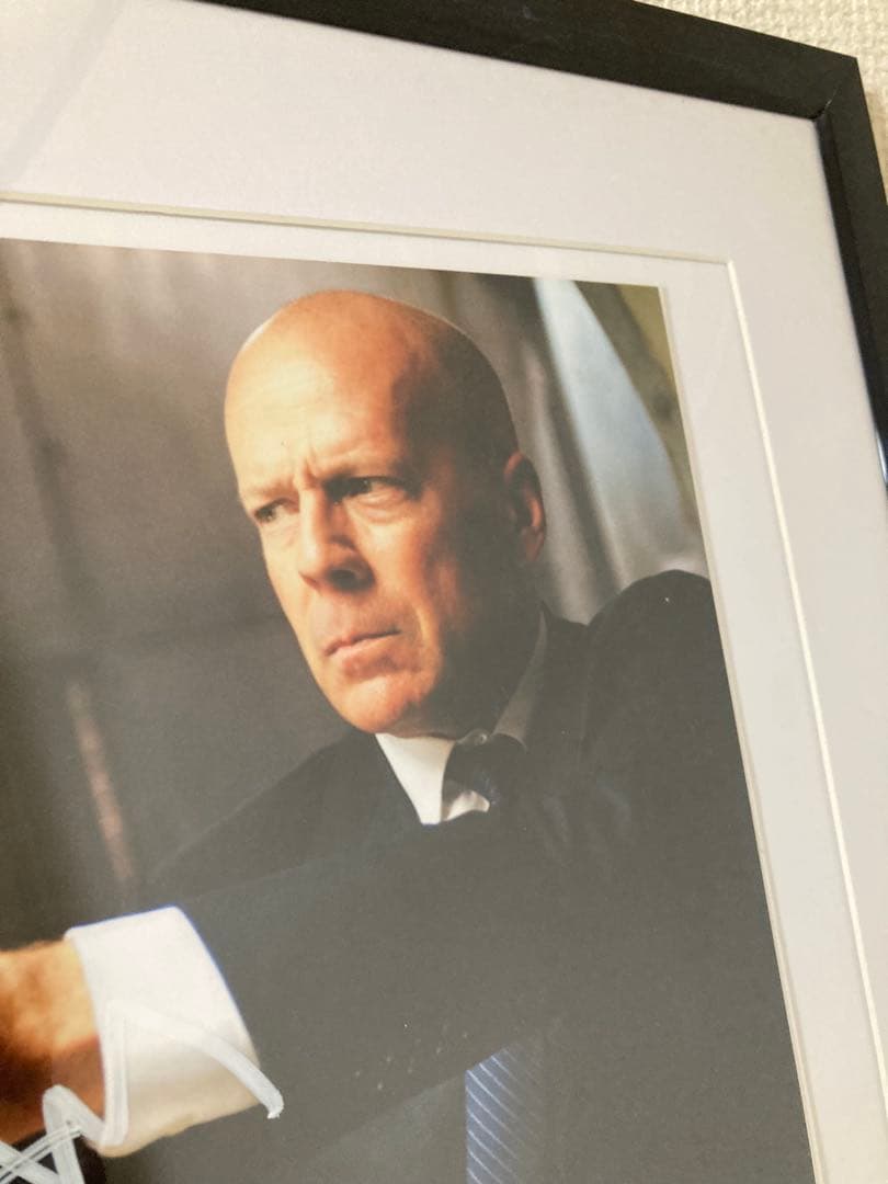 ブルース・ウィリス サイン入り写真 額装品