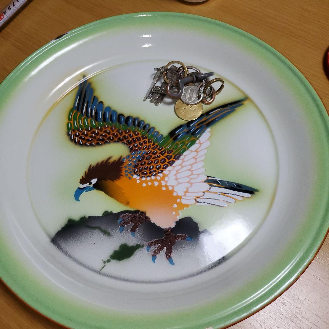 飛翔する鳥のホーロー皿