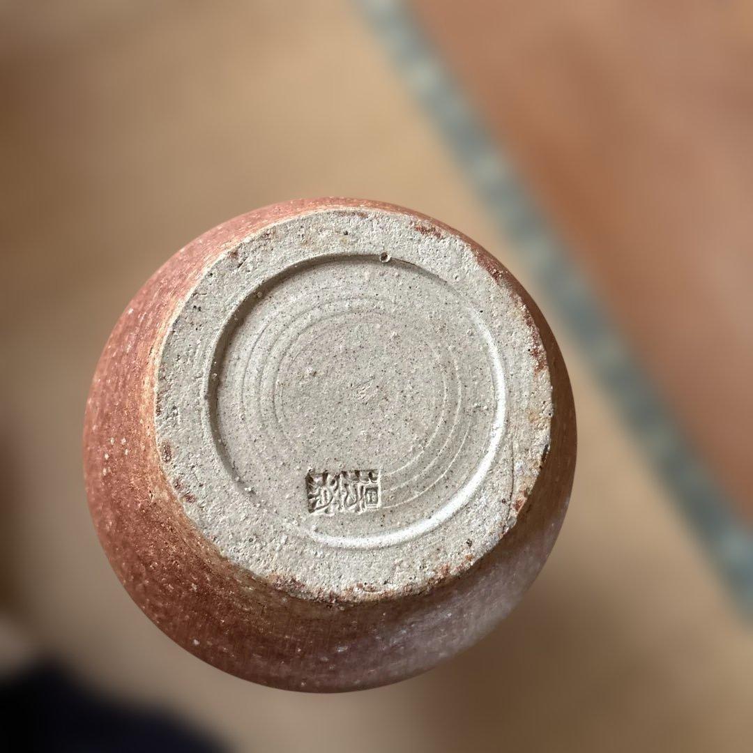 幾何学模様の茶色陶器花瓶　しがらき焼