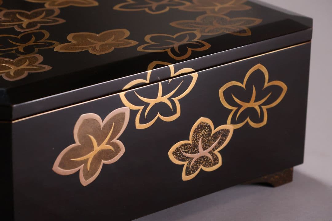 MA523 時代木製漆器 花ちらし金蒔絵 梨地 饅羹重 饅頭箱 菓子重 菓子器