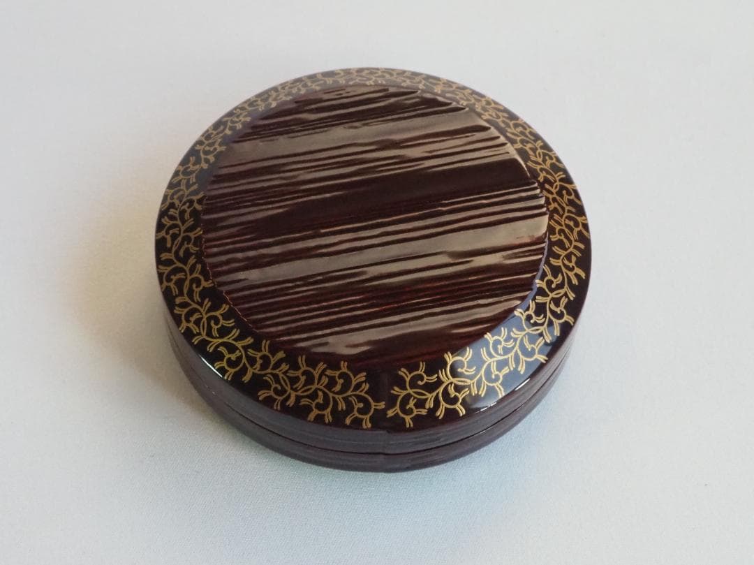 裏千家15世鵬雲斎御書付『面唐草絵曲香合』初代橋村万象造（共箱）