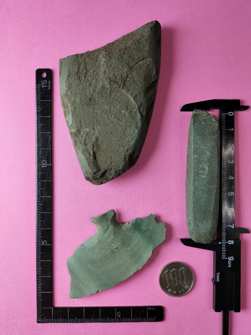 石器セット (出土品) 青虎石(アオトラ石)石匙、石斧、石蚤？3点