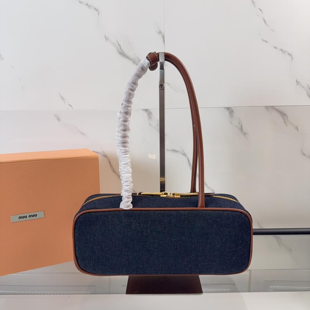 大人気！miu miuデニムショルダーバッグ