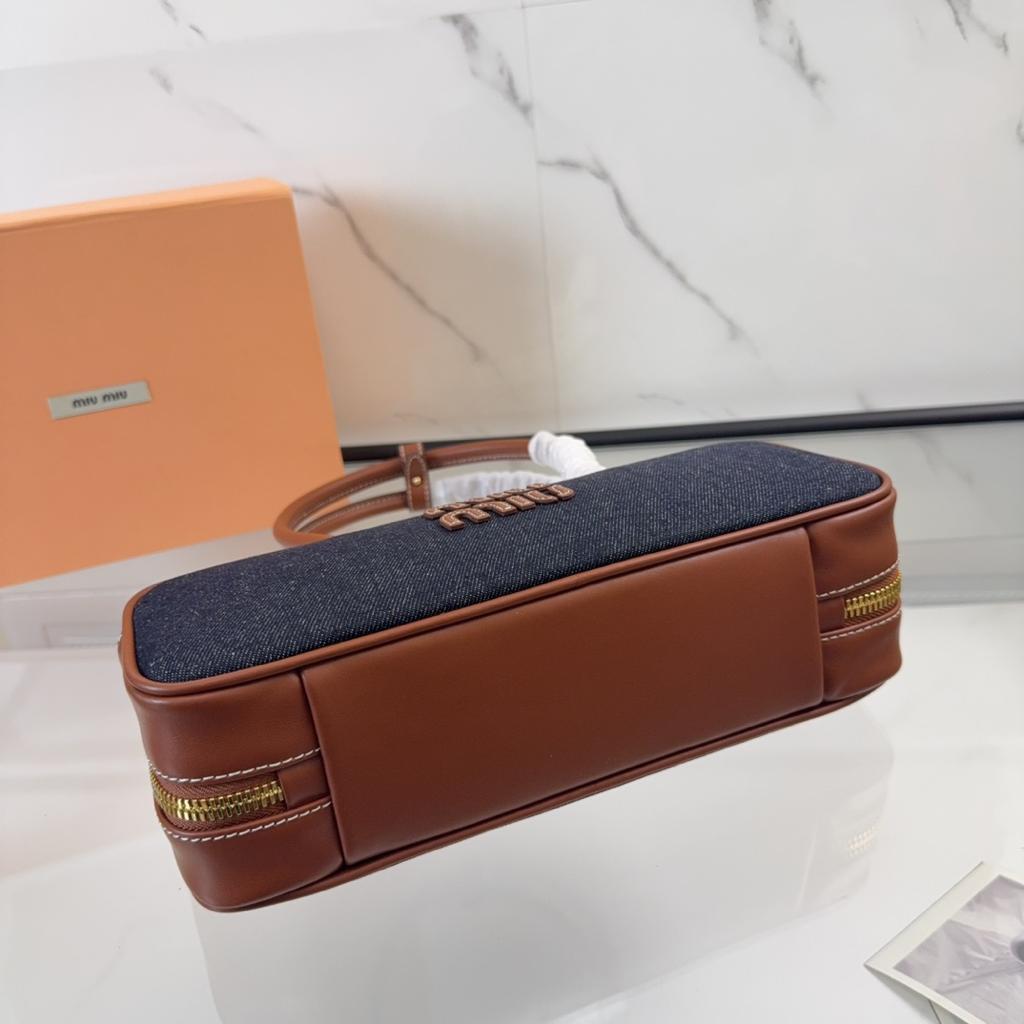 大人気！miu miuデニムショルダーバッグ