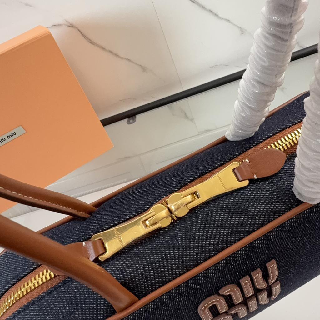 大人気！miu miuデニムショルダーバッグ