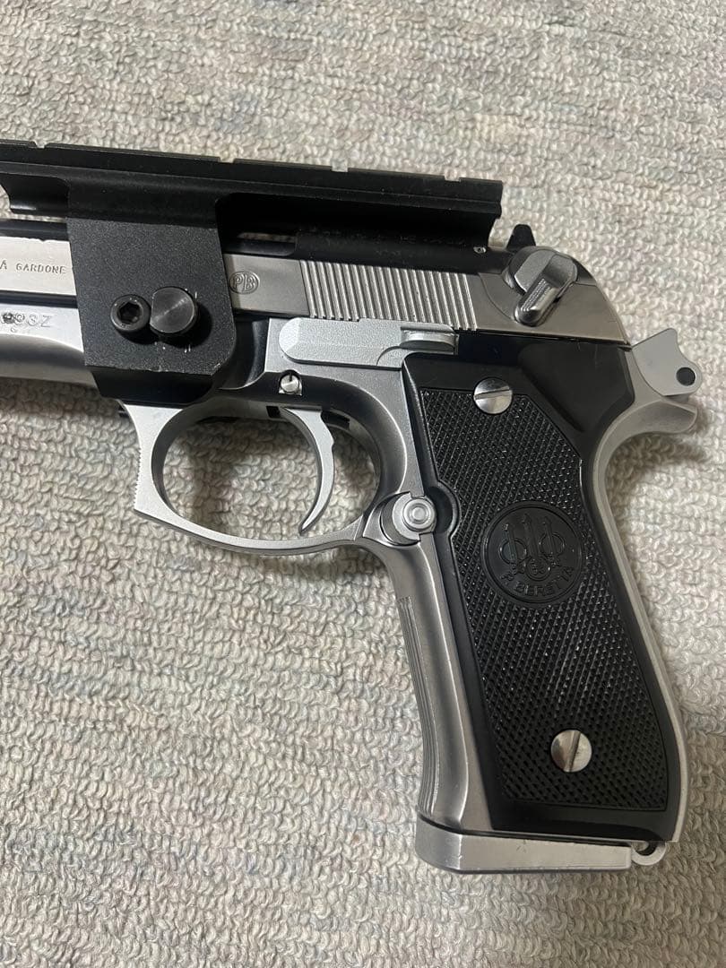 ウエスタンアームズ ベレッタ ガスガン シルバー/ブラック レール付き