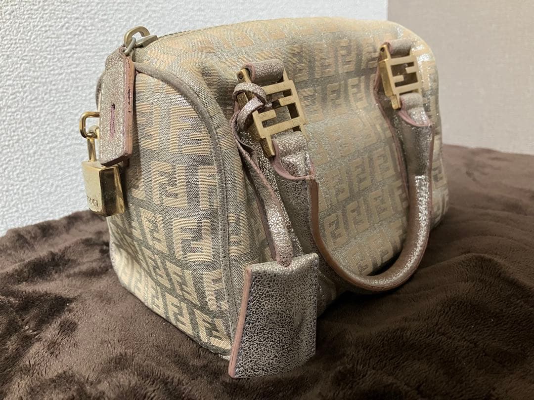 激レア　FENDI ロゴ入り ピンクゴールド　ハンドバッグ