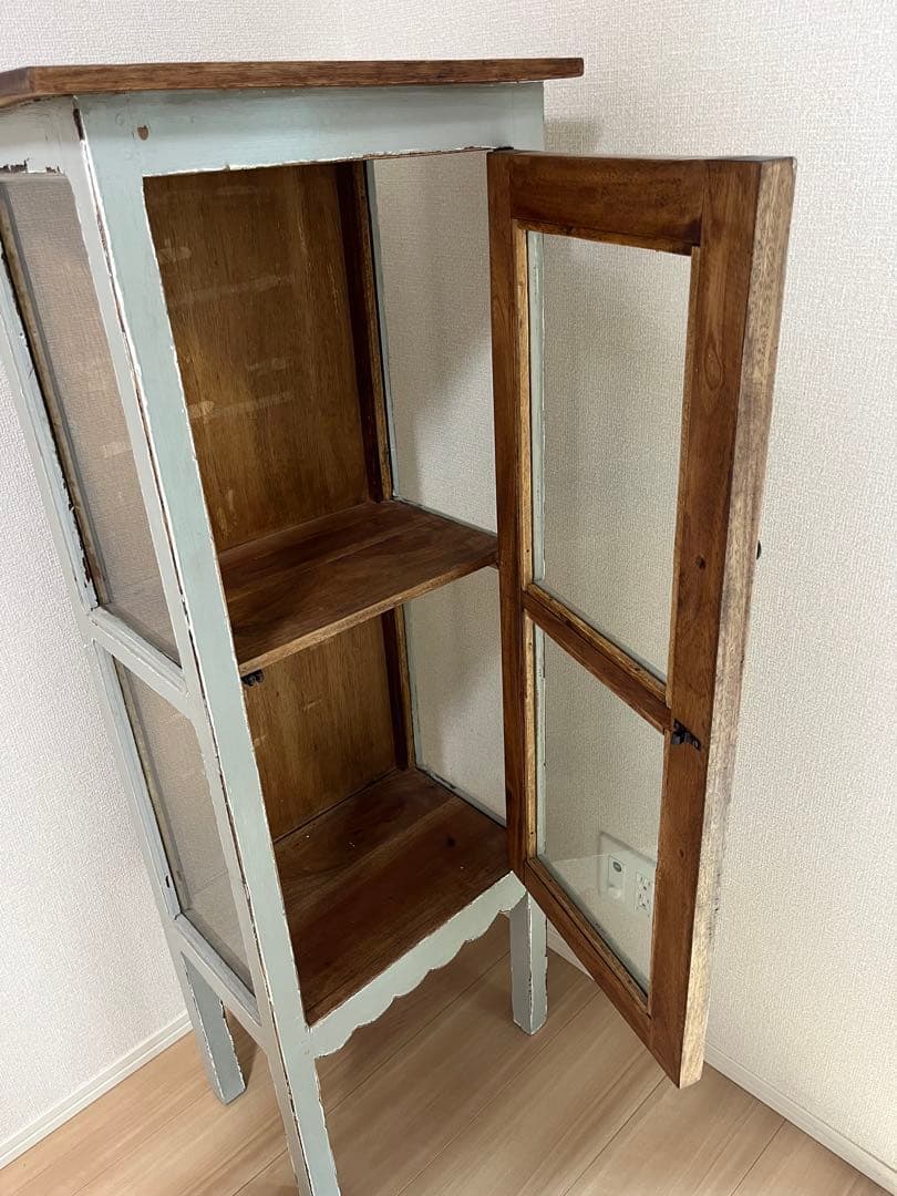 アンティーク風　ガラス扉付き収納キャビネット