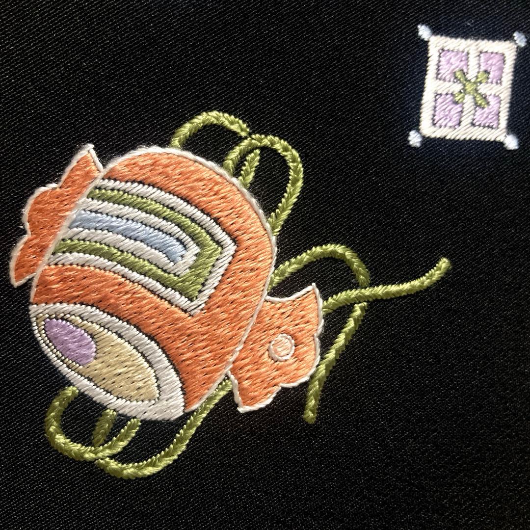 京都　伊と忠　正絹　和装　手提げバッグ（黒ちりめん　手刺繍　宝尽し）