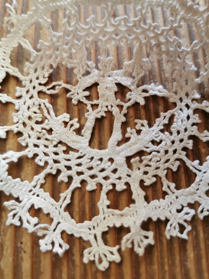 アンティーク ベルギー購入 可愛い人物像の小さなリネンドイリー フリルコースター