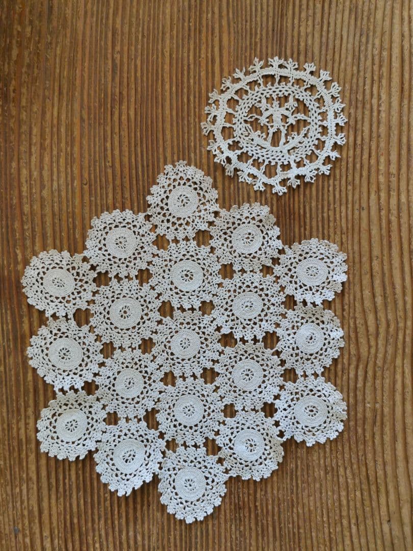 アンティーク ベルギー購入 可愛い人物像の小さなリネンドイリー フリルコースター