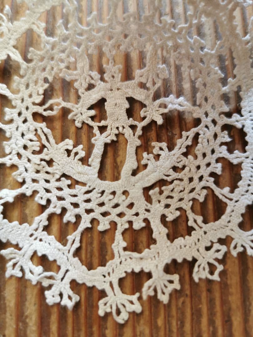 アンティーク ベルギー購入 可愛い人物像の小さなリネンドイリー フリルコースター